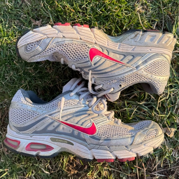 Nike Gray Sneakers with Red Insole - Picture 1 of 5